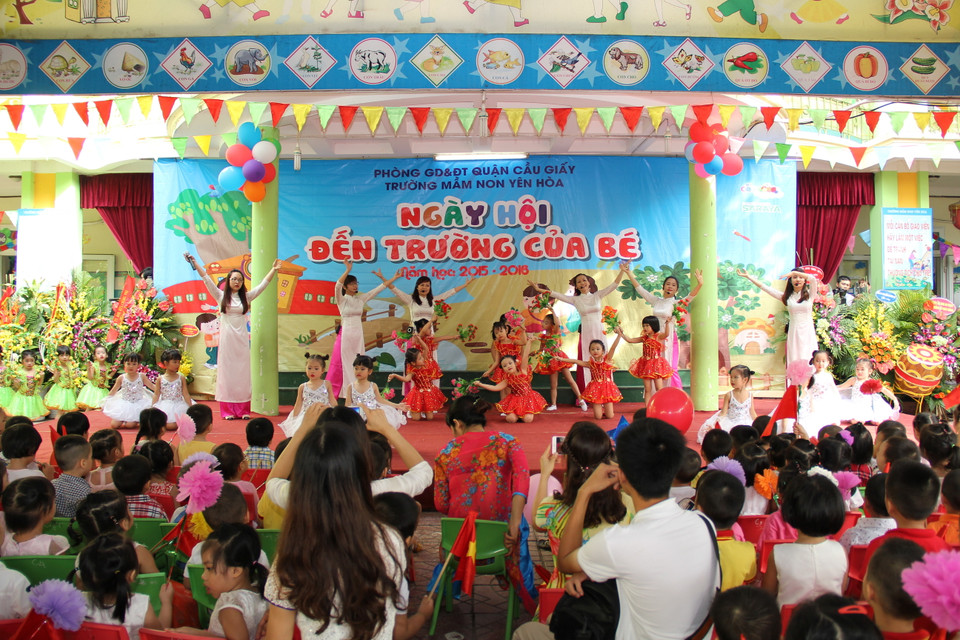 Sau khi phần lễ kết thúc, bắt đầu là các tiết mục văn nghệ được dàn dựng khá công phu của cô trò trường mầm non yên hòa. (Ảnh: Tiến Đạt/Vietnam+)