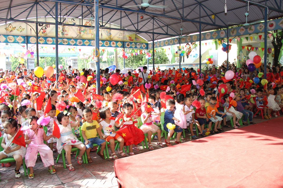 Phía trước sân khấu các em nhỏ đang rất mong ngóng đến khi buổi diễn bắt đầu. (Ảnh: Tiến Đạt/Vietnam+)