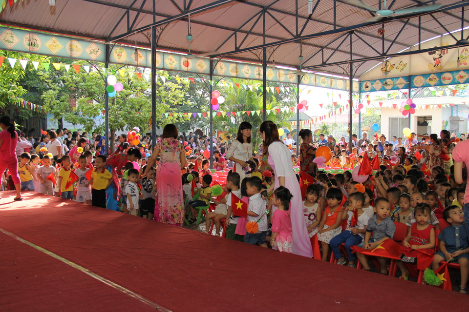 Các em bé rất có ý thức trong việc xếp hàng và ngồi vào đúng vị trí của lớp mình. (Ảnh: Tiến Đạt/Vietnam+)