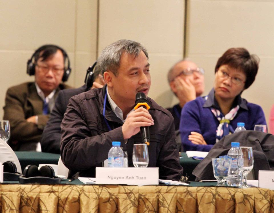 ‘Nếu so với Trung Quốc thì Nhật Bản như thế nào, có phải là nước lớn trong quan hệ với nước lớn không, hay là chỉ một nước nhỏ với nước lớn?’ – đây là câu hỏi mà ông Nguyễn Anh Tuấn đặt ra cho các vị diễn giả. (Ảnh: Doãn Đức/Vietnam+)