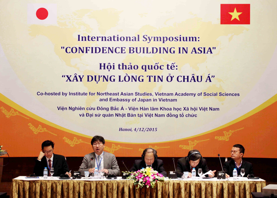 Tiến sĩ William Choong (chuyên gia cao cấp của Đối thoại Shangri-La về an ninh châu Á-Thái Bình Dương), Giáo sư Kawashima Shin (Đại học Tokyo, Nhật Bản), Phó Giáo sư Tiến sỹ Nguyễn Duy Dũng (Viện trưởng Viện nghiên cứu Đông Nam Á), Tiến sĩ Trần Việt Thái (Phó Viện trưởng Viện nghiên cứu chiến lược ngoại giao) là các diễn giả sẽ trình bày và trả lời các câu hỏi tại hội thảo. (Ảnh: Doãn Đức/Vietnam+)