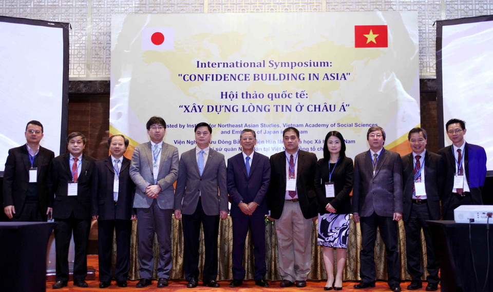 Chương trình sẽ có sự tham dự của các đại biểu: ngài Hiroshi Fukada (Đại sứ đặc mệnh toàn quyền Nhật Bản tại Việt Nam), giáo sư-tiến sỹ Nguyễn Xuân Thắng (Chủ tịch Viện Hàn lâm Khoa học Xã hội Việt Nam), tiến sỹ Trần Quang Minh (Viện trưởng Viện Nghiên cứu Đông Bắc Á), giáo sư Mie Oba (Đại học Khoa học Tokyo), giáo sư Renato De Castro (Đại học De La Salle, Philippines) cùng nhiều học giả khác. (Ảnh: Doãn Đức/Vietnam+)