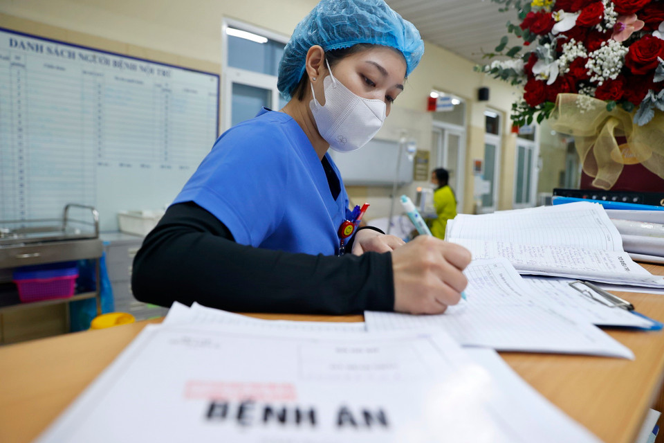 Chạy buồng xong, điều dưỡng viên Bình lại ngồi hoàn thiện bệnh án cho bệnh nhân. (Ảnh: Minh Quyết/TTXVN)