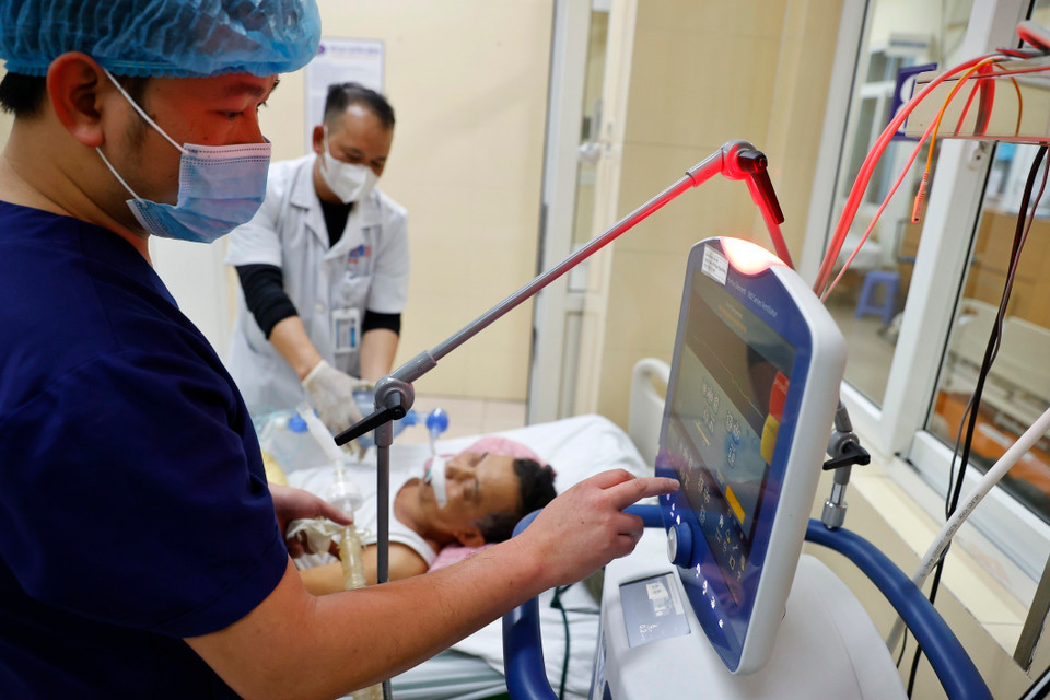 Khi tới buồng bệnh của Khoa Hồi sức Cấp cứu, bệnh nhân sẽ được chuyển sang thở máy để điều trị. (Ảnh: Minh Quyết/TTXVN)