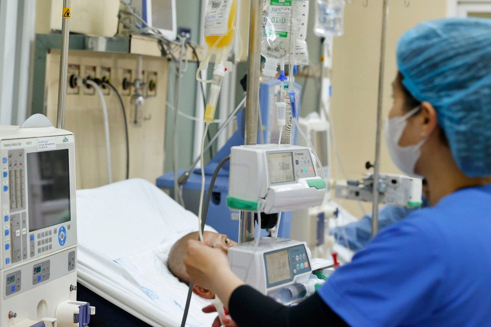 Công việc hôm nay của điều dưỡng viên Bình là thay băng gạc, nước truyền, tiêm thuốc cho bệnh nhân. (Ảnh: Minh Quyết/TTXVN)