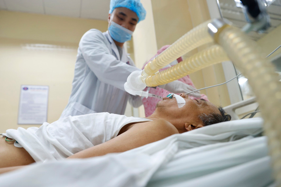 Sau thời gian chuyển đến, bệnh nhân được ổn định và điều trị tại khoa. (Ảnh: Minh Quyết/TTXVN)