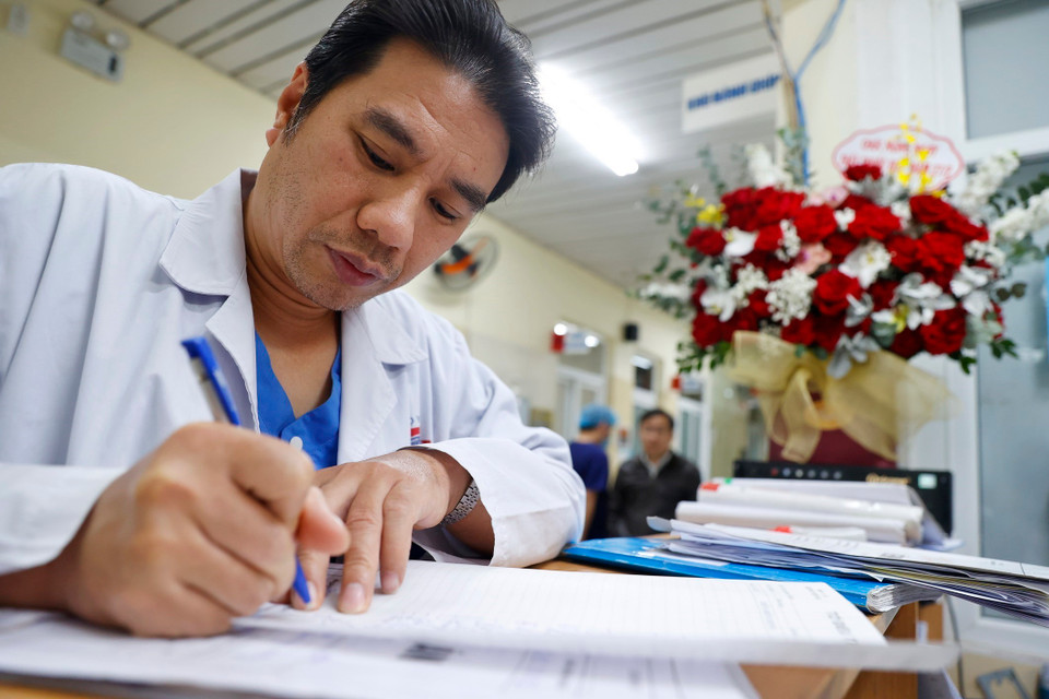 Bác sỹ Nghĩa lên phác đồ điều trị ngay cho bệnh nhân. (Ảnh: Minh Quyết/TTXVN)