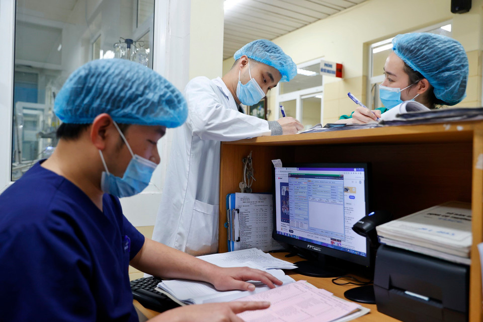 Một kíp trực đêm sẽ có một bác sỹ và ba điều dưỡng viên, kéo dài từ 17h hôm trước đến 12h hôm sau. (Ảnh: Minh Quyết/TTXVN)