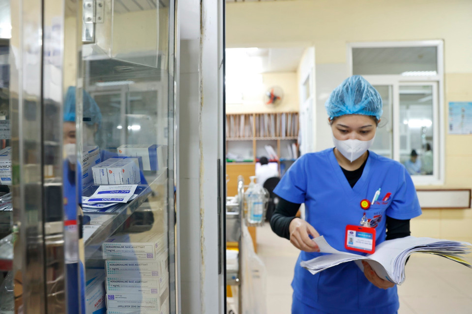 Theo phác đồ điều trị, điều dưỡng viên Bình tiến hành lấy thuốc cho bệnh nhân vừa nhập Khoa. (Ảnh: Minh Quyết/TTXVN)