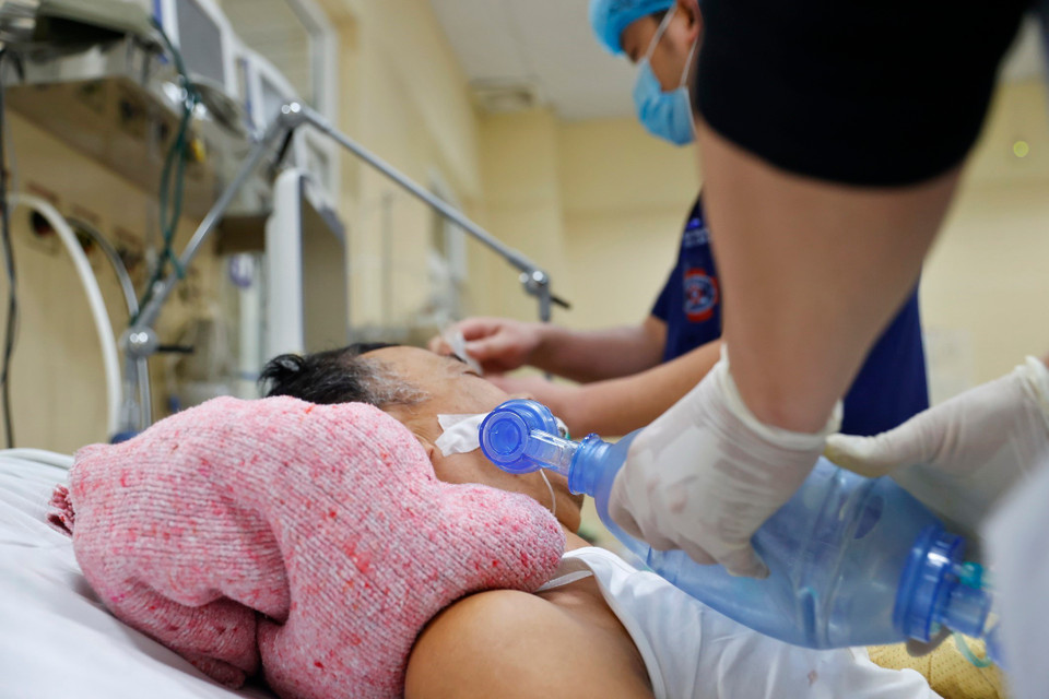 Trong quá trình di chuyển, điều dưỡng viên dùng bóng bóp để giúp tạo nhịp thở cho người bệnh, cung cấp oxy cho não và các cơ quan trong cơ thể. (Ảnh: Minh Quyết/TTXVN)