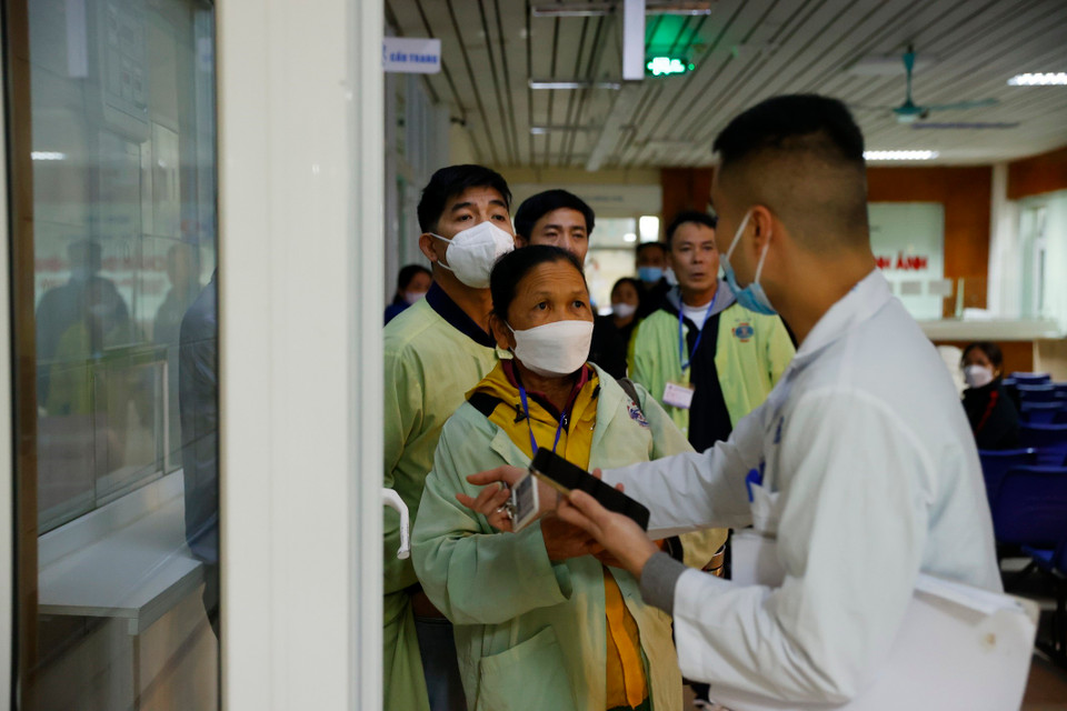 Sự lo lắng của người nhà khi bệnh nhân được đưa đến Khoa Hồi sức Cấp cứu, Bệnh viện K Trung ương. (Ảnh: Minh Quyết/TTXVN)