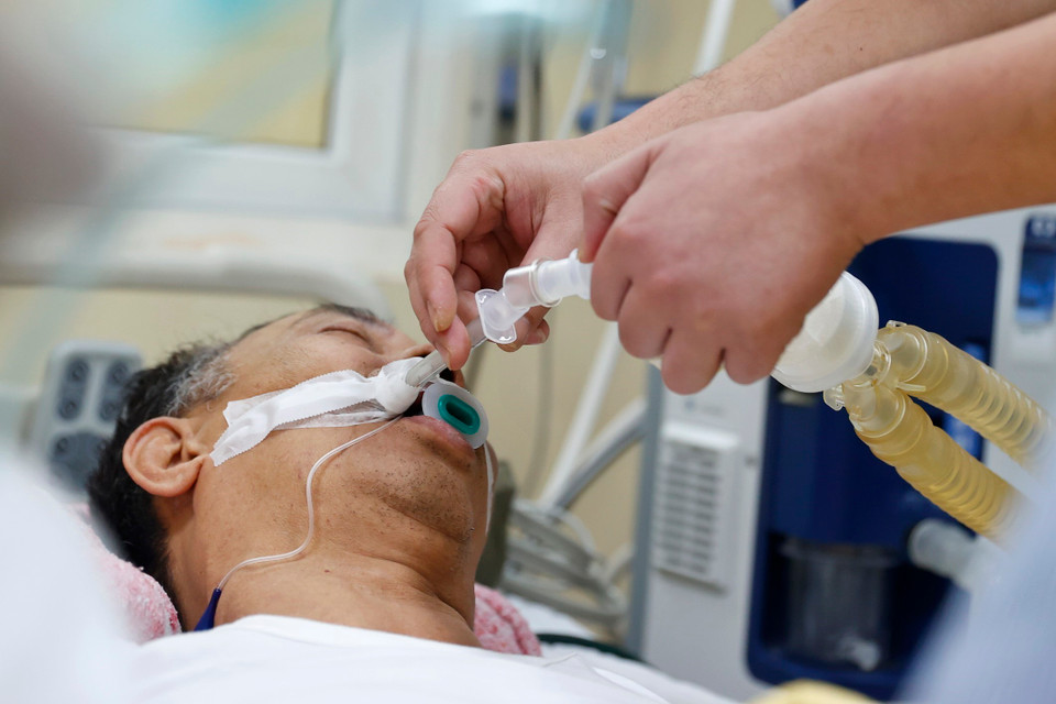 Bệnh nhân được chuyển sang thở máy thay cho quả bóp. (Ảnh: Minh Quyết/TTXVN)