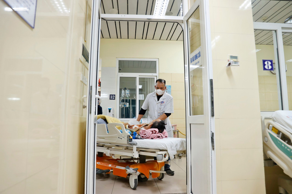 Một bệnh nhân nặng được chuyển đến từ Khoa Ngoại Thần kinh trong tình trạng hôn mê sâu. (Ảnh: Minh Quyết/TTXVN)