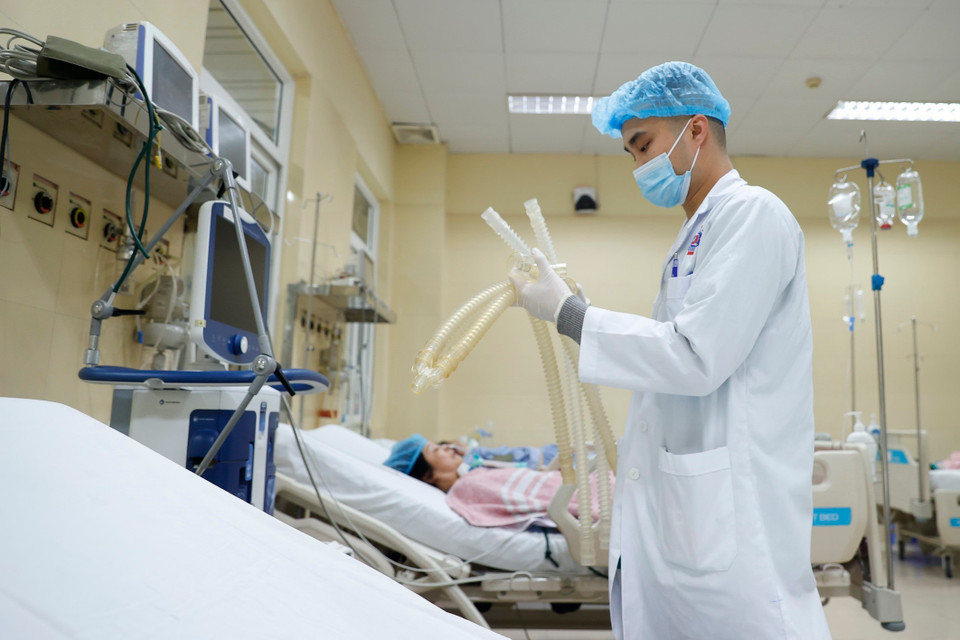 Khi có thông báo chuẩn bị có bệnh nhân nặng chuyển từ khoa khác tới, điều dưỡng viên tại Khoa Hồi sức Cấp cứu liền chuẩn bị máy thở và những đồ dùng cần thiết. (Ảnh: Minh Quyết/TTXVN)