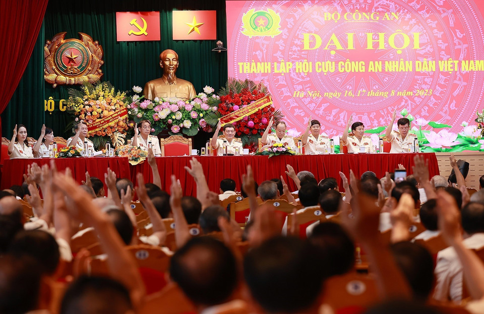 Các đại biểu biểu quyết thông qua Quy chế thành lập Hội Cựu Công an Nhân dân Việt Nam, nhiệm kỳ 2023-2028. (Ảnh: Dương Giang/TTXVN)