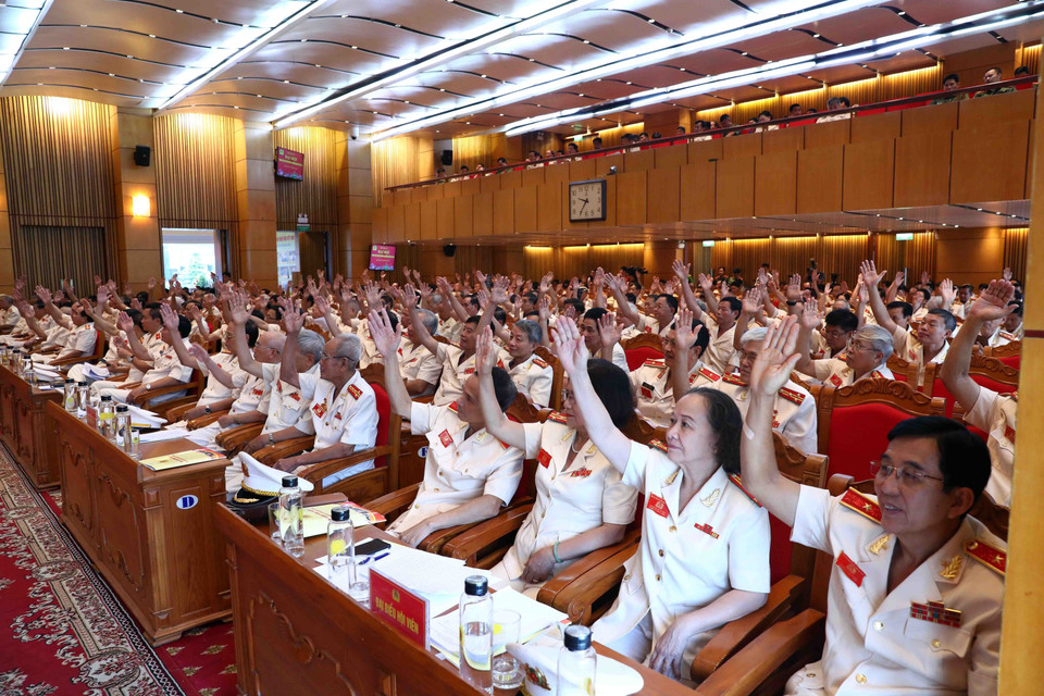 Các đại biểu biểu quyết bầu Ban Chấp hành Hội Cựu Công an Nhân dân Việt Nam nhiệm kỳ 2023-2028. (Ảnh: Phạm Kiên/TTXVN)