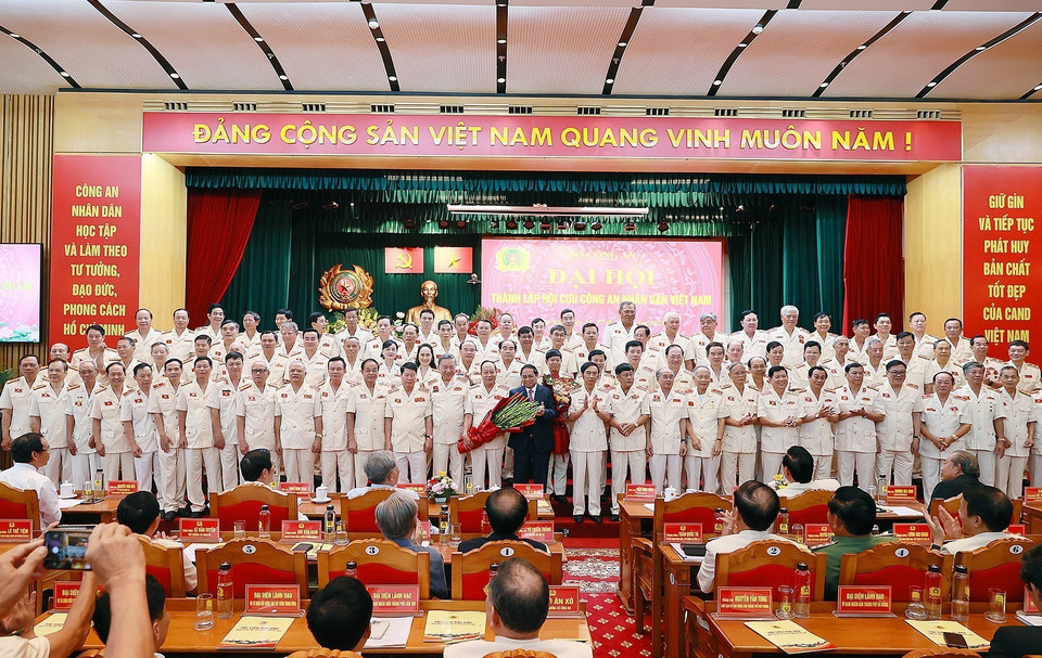 Thủ tướng Phạm Minh Chính chúc mừng Hội Cựu Công an Nhân dân Việt Nam, nhiệm kỳ 2023-2028. (Ảnh: Dương Giang/TTXVN)