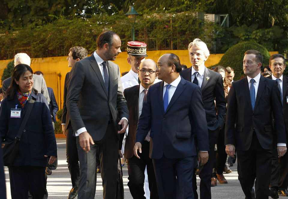 Thủ tướng Nguyễn Xuân Phúc cùng Thủ tướng Pháp Édouard Philippe sau lễ đón. (Ảnh: Văn Điệp/TTXVN)