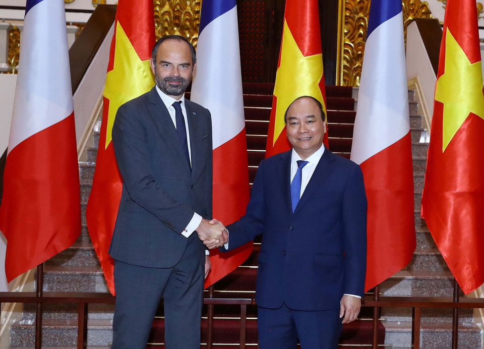 Thủ tướng Nguyễn Xuân Phúc và Thủ tướng Pháp Édouard Philippe bắt tay trước khi bước vào hội đàm, tại Trụ sở Chính phủ. (Ảnh: Thống Nhất/TTXVN)