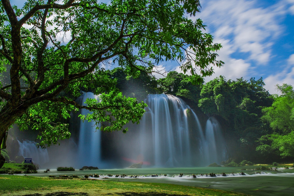Vào những ngày Hè nắng nóng, không khí ở đây vẫn mát lạnh, mỗi buổi sáng khi ánh mặt trời chiếu qua làn hơi nước tạo thành dải cầu vồng lung linh huyền ảo. (Ảnh: Trọng Đạt/TTXVN)
