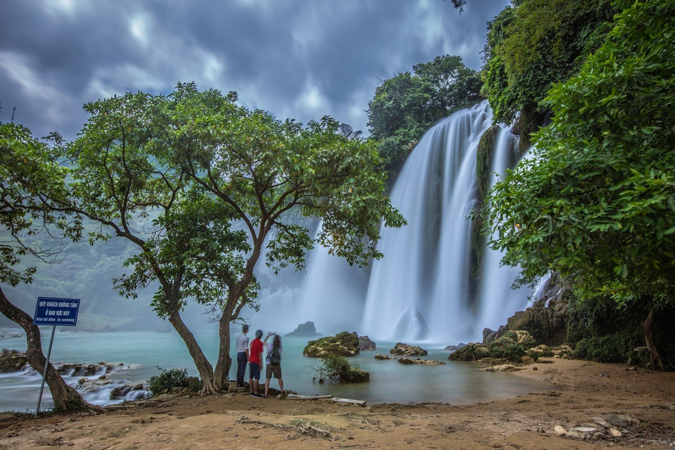 Ngay từ xa, du khách đã có thể nghe thấy tiếng ầm ào của thác vang động cả một vùng rộng lớn. (Ảnh: Trọng Đạt/TTXVN)