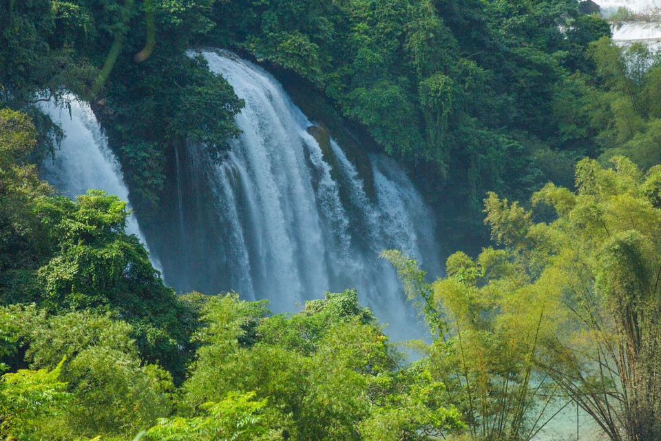 Cùng với núi, sông và các hang động kỳ thú ở xung quanh, thác Bản Giốc trở thành điểm du lịch hấp dẫn du khách trong và ngoài nước. (Ảnh: Trọng Đạt/TTXVN)