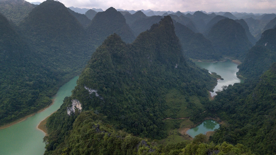 Hồ Thăng Hen (huyện Trà Lĩnh), một trong những hồ nước ngọt trên núi cao, cũng là nơi dừng chân lý tưởng cho du khách. (Ảnh: Trọng Đạt/TTXVN)