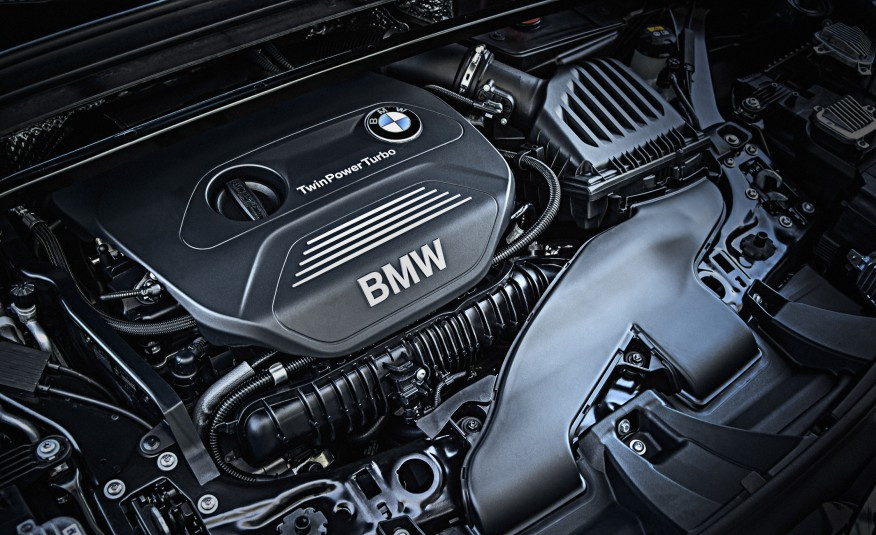 Mẫu xe BMW X1 xDrive25i M Sport được trang bị động cơ 2.0 lít bốn xilanh turbo xăng phun xăng trực tiếp.