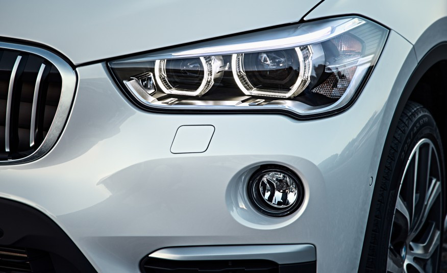 Đèn pha và chiếu sương mù được thiết kế tinh tế.