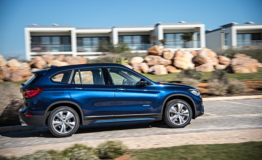 Tốc độ tối đa cho xDrive25i X1 là 235km/giờ.