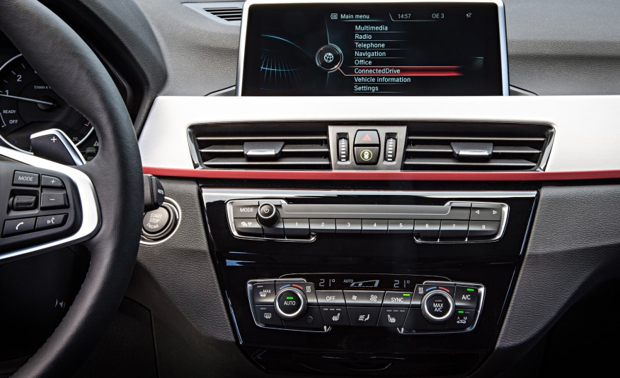 Xe có khe cắm thẻ sim để kết nối dữ liệu định vị, cung cấp thông tin giao thông.