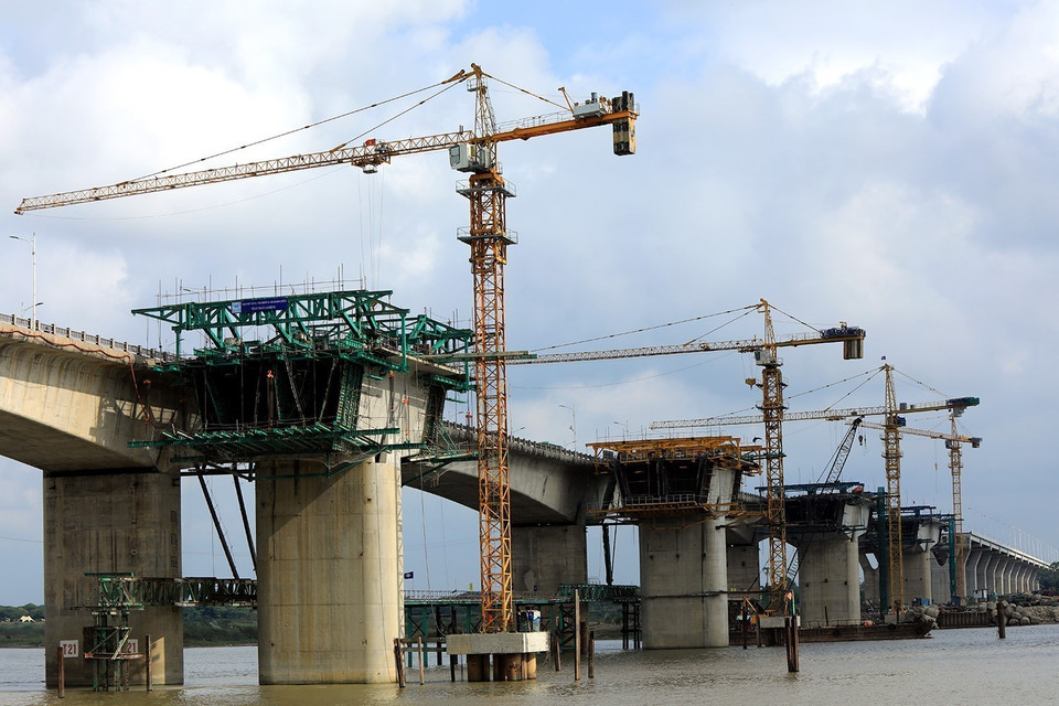 Các trụ cầu Vĩnh Tuy 2 đang được các nhà thầu khẩn trương thi công hoàn thành trước tiến độ đề ra. (Ảnh: Tuấn Anh/TTXVN)