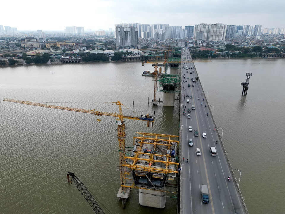 Dự án xây dựng Cầu Vĩnh Tuy giai đoạn 2 là một trong những dự án nằm trong danh mục công trình trọng điểm của thành phố Hà Nội, mục tiêu hoàn thiện toàn bộ đường Vành đai 2 của thành phố Hà Nội. (Ảnh: Tuấn Anh/TTXVN)