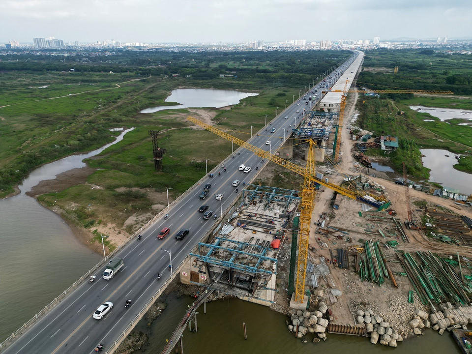 Ba trạm trộn bêtông cùng nhiều máy móc, thiết bị đồng bộ thi công trụ cầu. (Ảnh: Tuấn Anh/TTXVN)