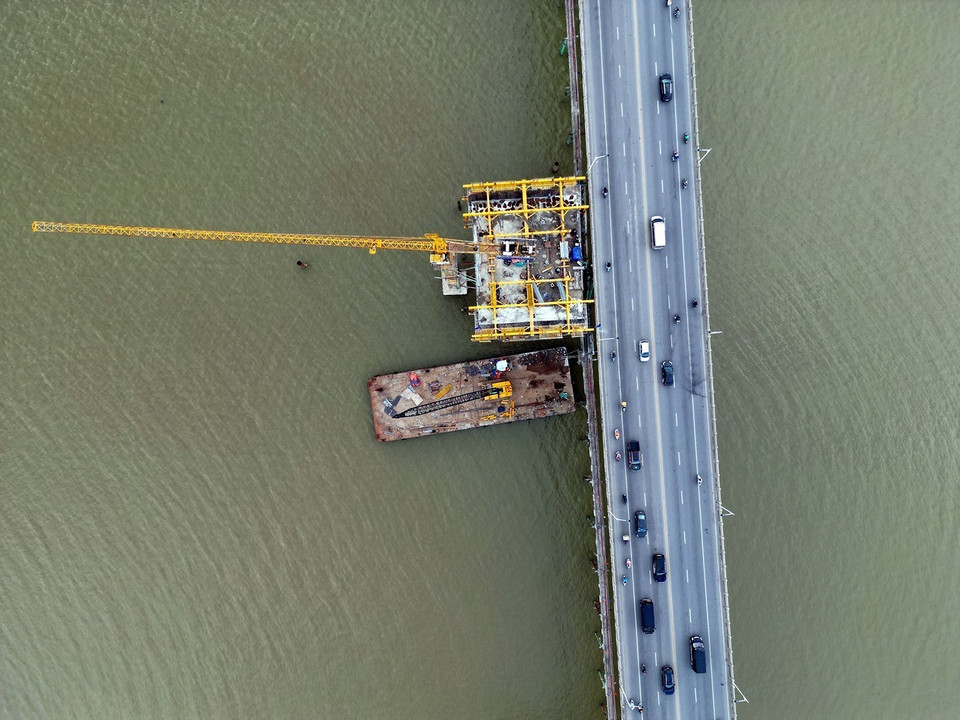 Dự án xây dựng cầu Vĩnh Tuy giai đoạn 2 đang được các nhà thầu áp dụng biện pháp thi công mới, giúp công trình "vượt lũ" thành công. (Ảnh: Tuấn Anh/TTXVN)