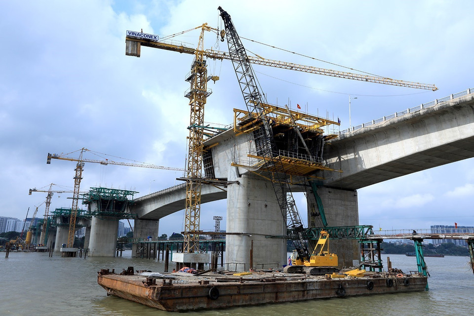 Sà lan tải trọng lớn được huy động làm bệ đỡ cẩu khoan, vận chuyển vật liệu thi công bốn trụ giữa cầu Vĩnh Tuy 2. (Ảnh: Tuấn Anh/TTXVN)