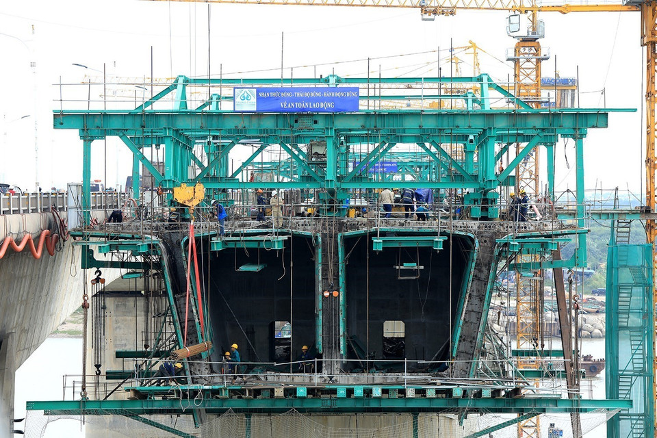 Trên công trường xây dựng cầu Vĩnh Tuy 2. (Ảnh: Tuấn Anh/TTXVN)