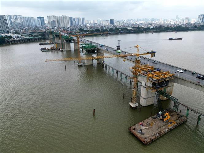 Cầu Vĩnh Tuy 2 được thiết kế gồm 53 nhịp, trong đó 44 nhịp Super T, ba nhịp đúc hẫng và sáu nhịp dầm liên tục bản rỗng đúc trên đà giáo. (Ảnh: Tuấn Anh/TTXVN)