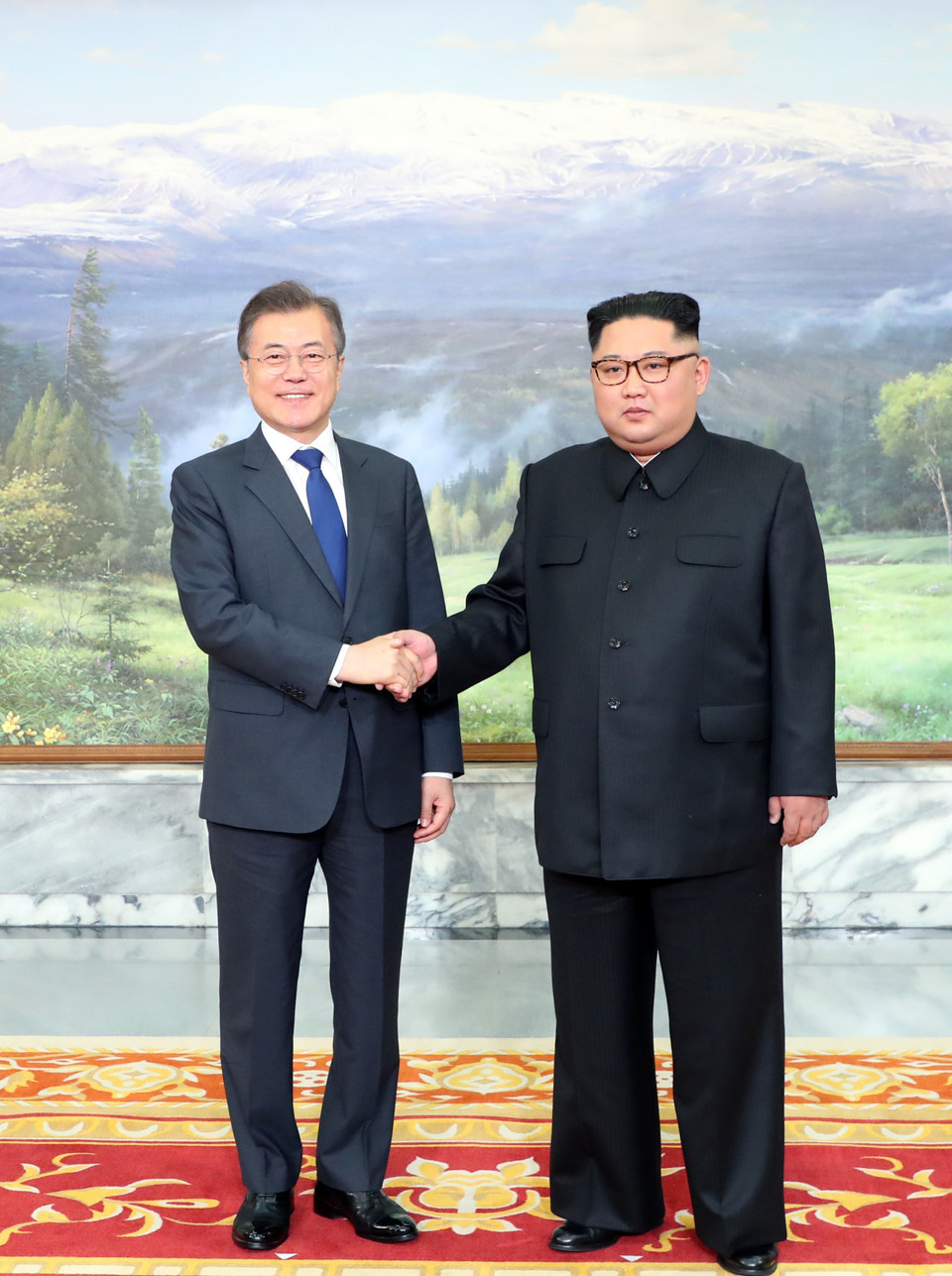 Tổng thống Hàn Quốc Moon Jae-in (trái) trong cuộc gặp nhà lãnh đạo Triều Tiên Kim Jong-un tại làng đình chiến Panmunjom ngày 26/5. (Nguồn: YONHAP/TTXVN)