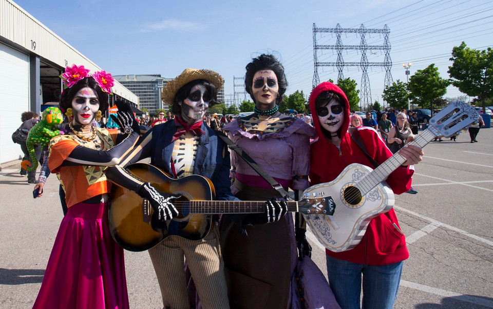 Các bạn trẻ hóa trang thành các nhân vật yêu thích tại lễ hội hóa trang Anime 2018 ở Toronto. (Nguồn: THX/TTXVN)
