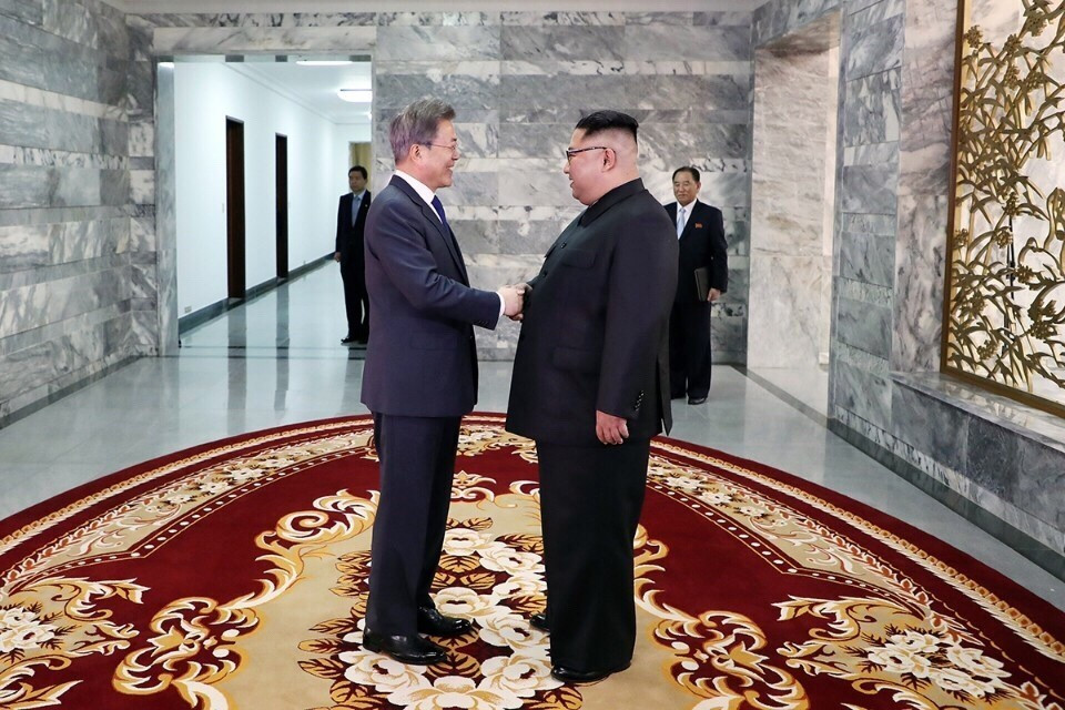 Ngày 26/5, Tổng thống Hàn Quốc Moon Jae-in và nhà lãnh đạo Triều Tiên Kim Jong-un đã bất ngờ có cuộc họp tại làng đình chiến Panmunjom thuộc Khu phi quân sự liên Triều. (Nguồn: THX/TTXVN)