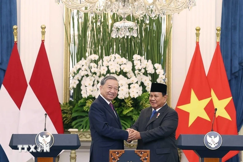 Tổng Bí thư Tô Lâm và Tổng thống Cộng hòa Indonesia, Chủ tịch Đảng Phong trào Indonesia vĩ đại (Gerindra) Prabowo Subianto tuyên bố nâng cấp quan hệ Việt Nam-Indonesia lên Đối tác Chiến lược Toàn diện (Jakarta,10/3/2025). (Ảnh: Thống Nhất/TTXVN)