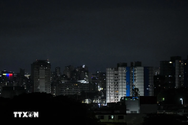 Quang cảnh thủ đô Caracas của Venezuela rạng sáng 3/1/2026. (Nguồn: THX/TTXVN)