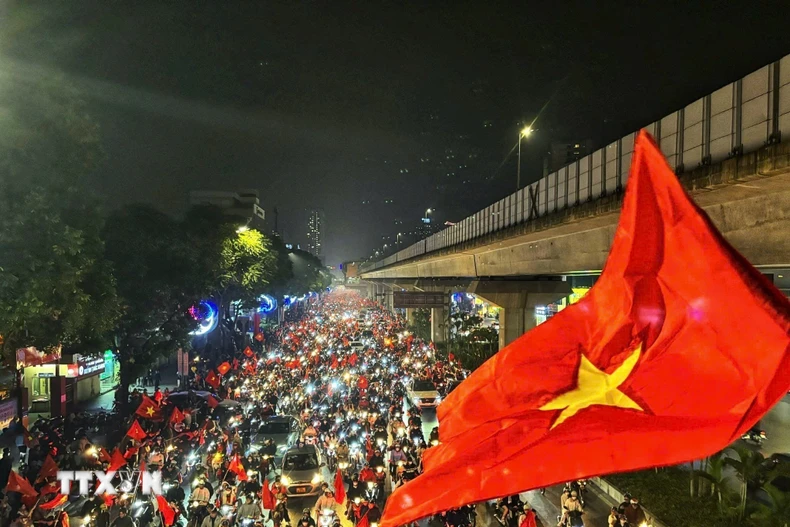 Hình ảnh người dân khắp cả nước "đi bão" sau chiến thắng của Đội tuyển Việt Nam