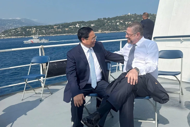 Thủ tướng Phạm Minh Chính gặp Tổng thống Costa Rica Rodrigo Chaves. (Ảnh: Dương Giang/TTXVN)