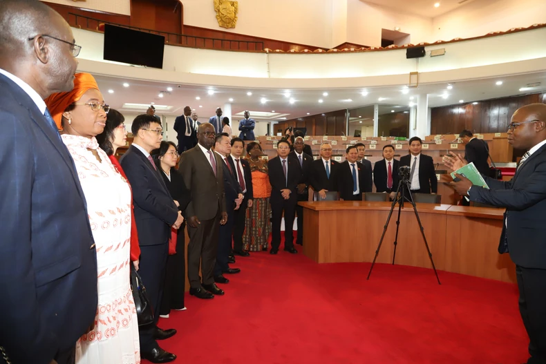 Phó Chủ tịch Quốc hội Vũ Hồng Thanh nghe Phó Chủ tịch Quốc hội Côte d'Ivoire Woi Mela Gaston giới thiệu về Quốc hội Côte d'Ivoire. (Ảnh: Hồng Minh/TTVXN)