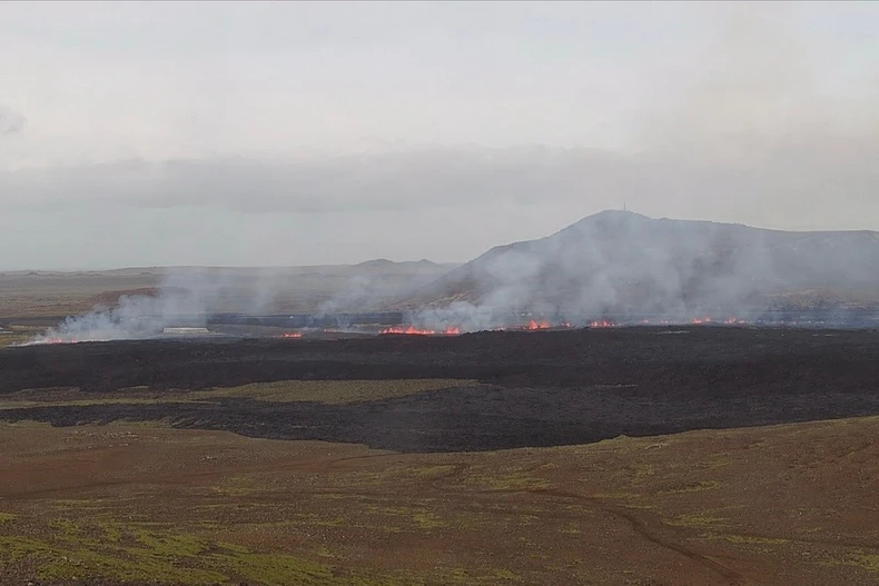 Núi lửa trên bán đảo Reykjanes, Iceland phun trào ngày 1/4/2025. (Ảnh: THX/TTXVN)