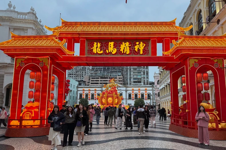 Đường phố Macau được trang hoàng lộng lẫy chào đón tết Bính Ngọ. (Ảnh: Mạc Luyện/TTXVN)