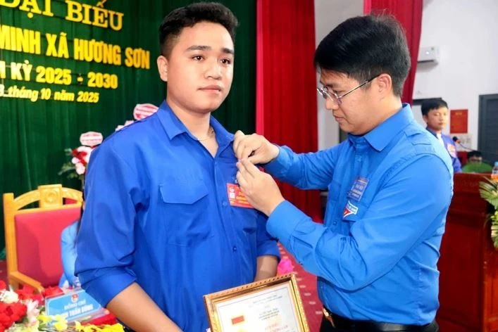 Anh Hồ Quốc Hiệu được trao tặng huy hiệu Tuổi trẻ dũng cảm. (Nguồn: Báo Tuổi trẻ)