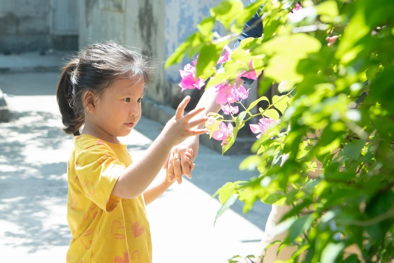 Hai năm trước, Trâm Anh trải qua một cuộc phẫu thuật lớn, chữa trị dị tật bẩm sinh ở tim. Khi mới chào đời, vùng ngực của em đã nhô cao bất thường, có thể nhìn rõ bằng mắt thường. (Nguồn: Vietnam+)